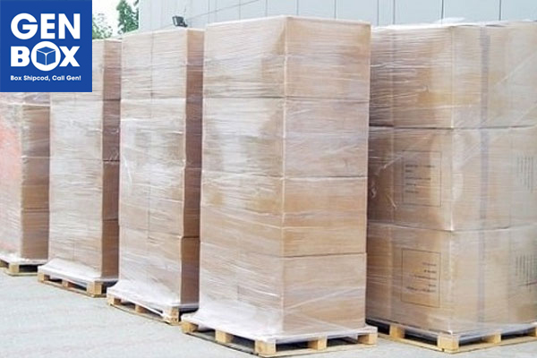 Cách bảo quản hộp carton tránh ẩm mốc – Sử dụng kệ gỗ và màng PE