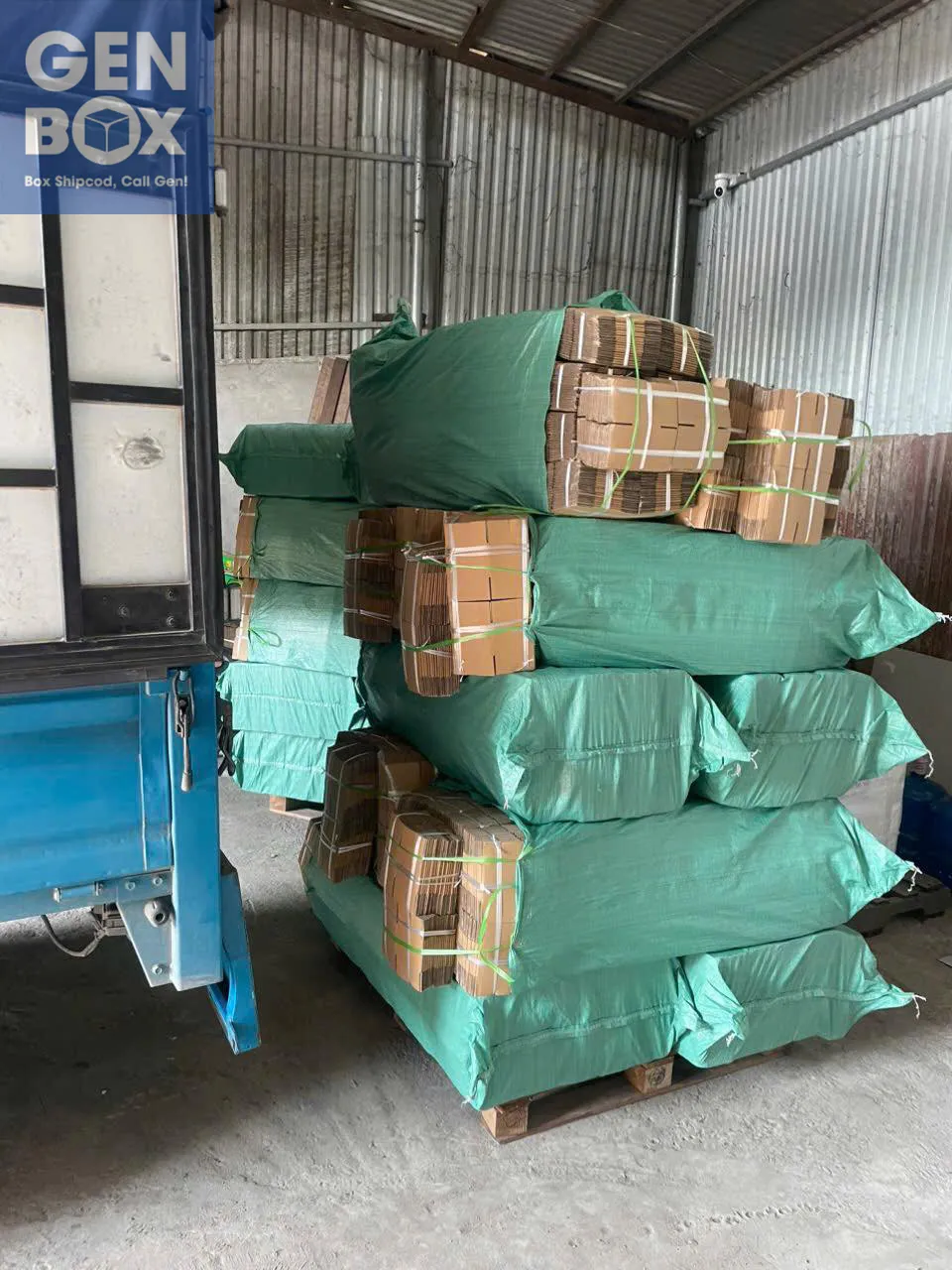 Đóng gói và vận chuyển hộp carton tại Genbox – Hộp carton thành phẩm được xếp gọn.