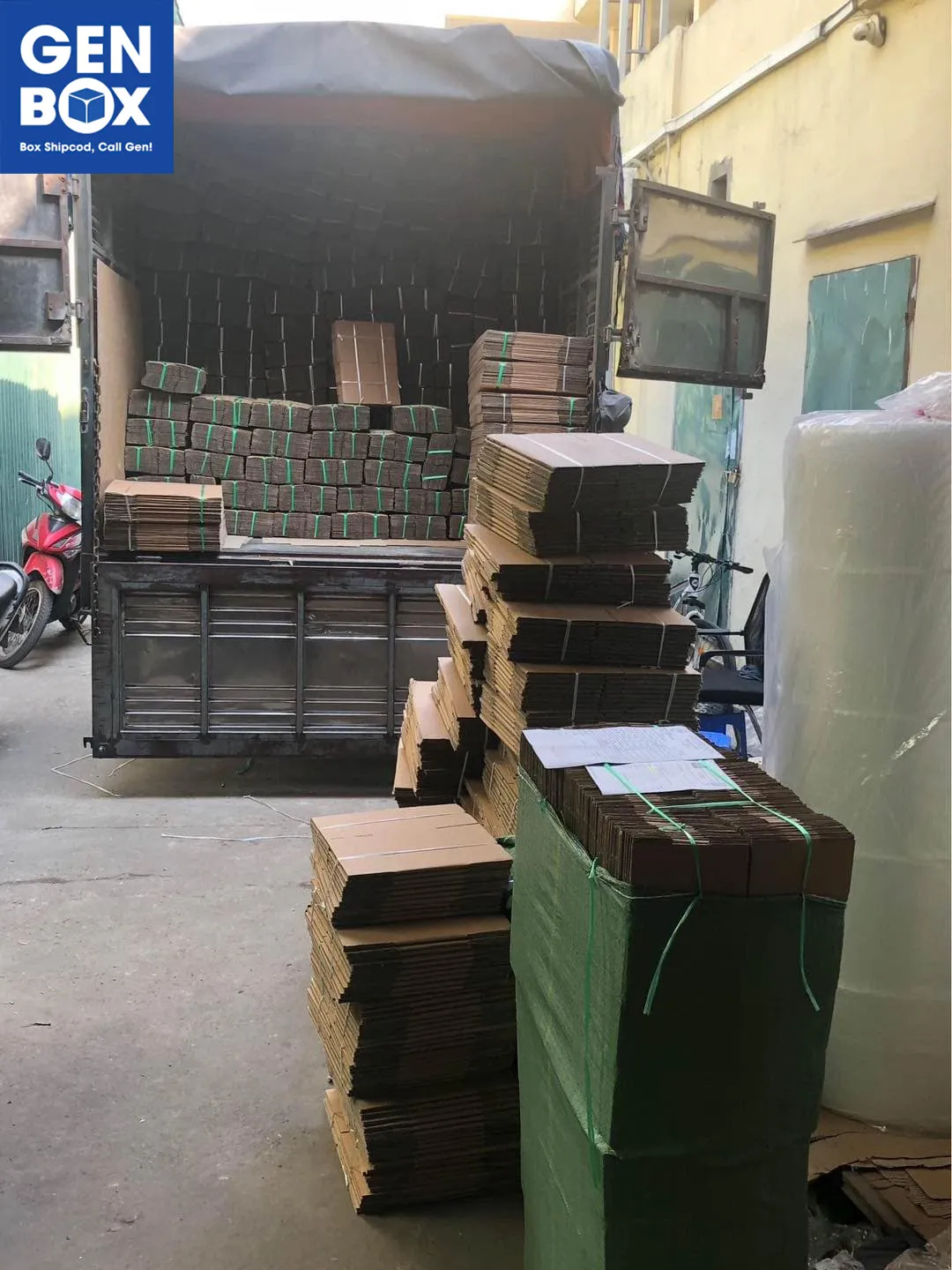 Nhân viên Genbox chuẩn bị hộp carton giao khách