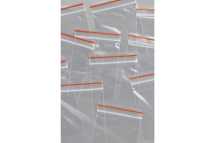 Ảnh: túi zip trong suốt khóa kéo màu đỏ dùng để đóng gói và bảo quản đồ nhỏ